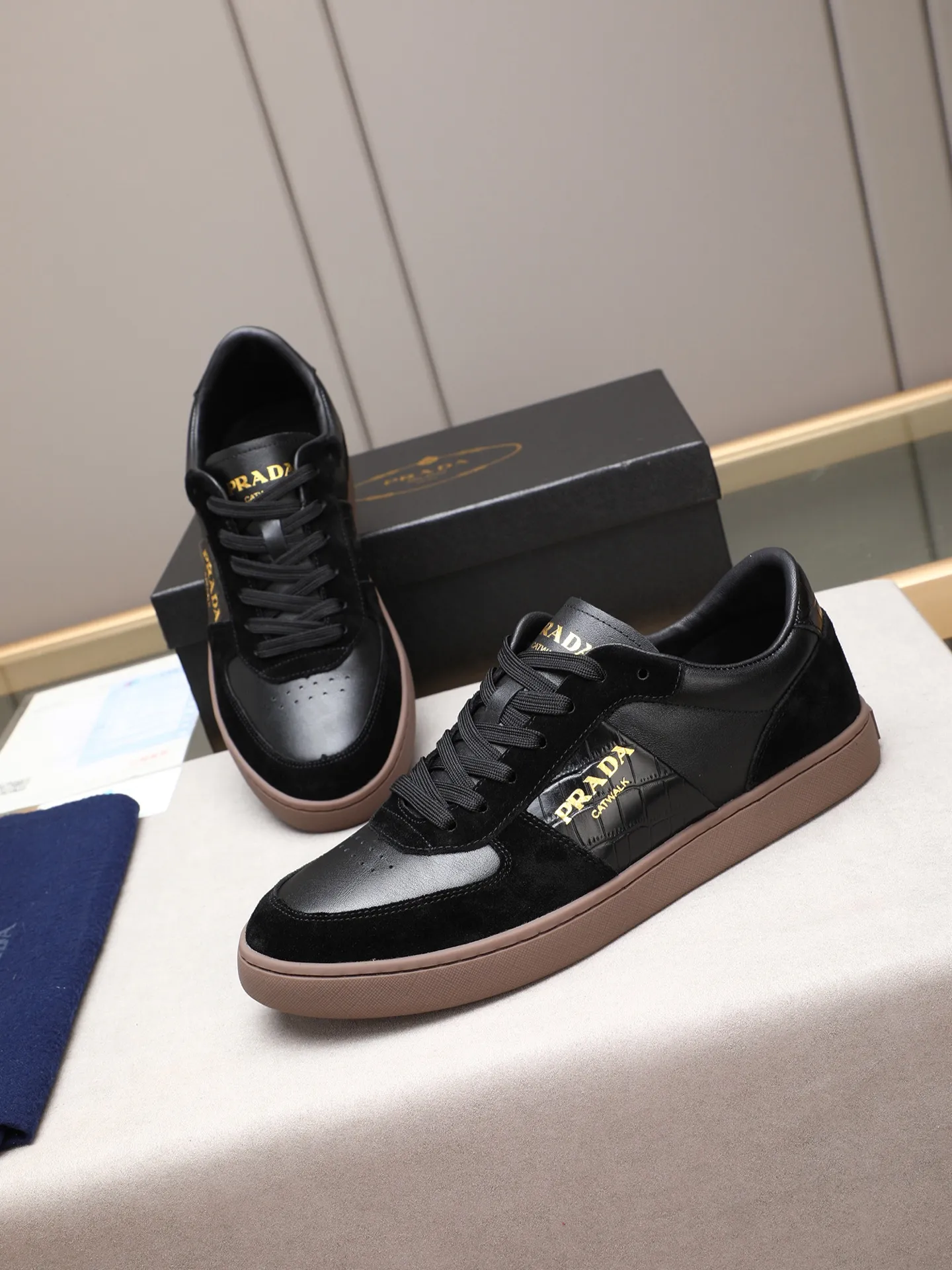 Men's shoes💰420💰 Brand: PRADA (Prada) Standard code: Men's code 38–44 (45 can be customized) Material: Original cowhide, breathable sheep lining Special outsole Style category: Men's fashionable casual sneakers Low-key luxury! Color: actual picture color